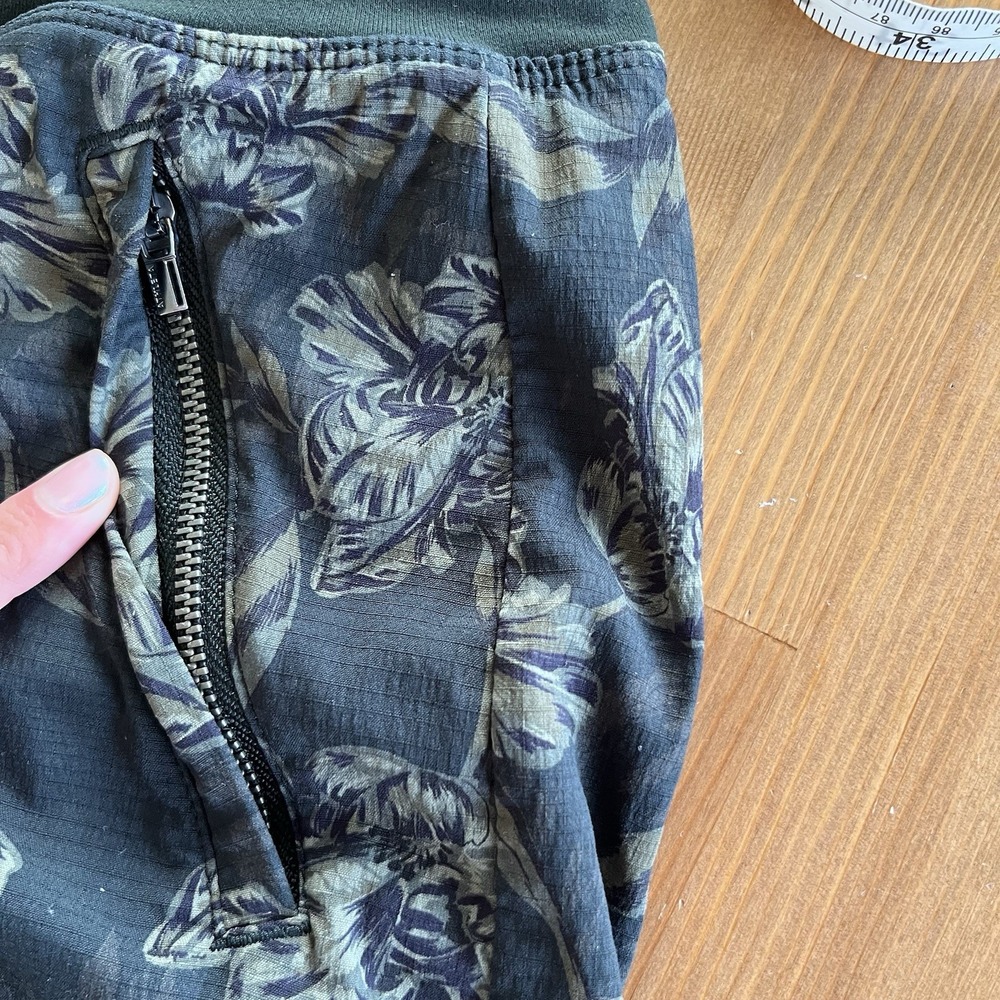 Athleta Trekkie North Printed Shorts Women's 4 Ripstop Stretch Waist Zip Pockets - Picture 16 of 16
